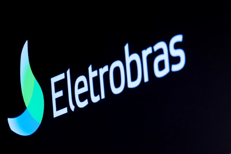 &copy; Reuters. IMAGEN DE ARCHIVO: Logo de Eletrobras, una empresa brasileña de servicios eléctricos, en una pantalla en el piso en la Bolsa de Valores de Nueva York (NYSE) en Nueva York, Estados Unidos. 9 de abril, 2019. REUTERS/Brendan McDermid/Archivo