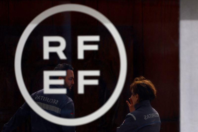 &copy; Reuters. Security guards stand outside the Spanish soccer federation headquarters as a search goes underway for evidence in a corruption probe, in Las Rozas, Spain March 20, 2024. REUTERS/Susana Vera