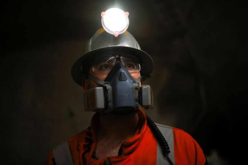 &copy; Reuters. Foto de archivo de un trabajador minero en la mina de Chuquicamata en Calama, Chile
Febr  6, 2024. REUTERS/Pablo Sanhueza 
