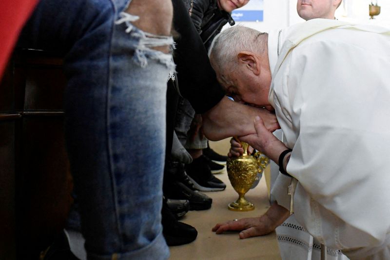 &copy; Reuters. Pope Francis kisses the foot of an inmate at Casal del Marmo juvenile prison during his visit for a foot washing service, in Rome, Italy April 6, 2023. Vatican Media/­Handout via REUTERS ATTENTION EDITORS - THIS IMAGE WAS PROVIDED BY A THIRD PARTY.     T
