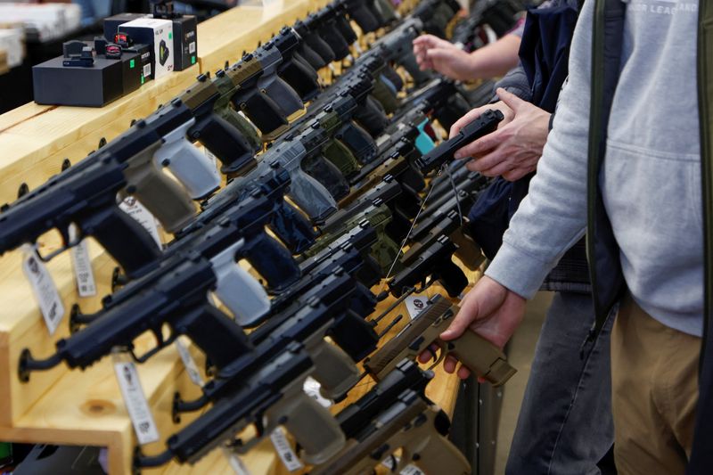 © Reuter.  DOSSIER PPHOTO : les clients achètent des armes de poing au des Moines Fairgrounds Gun Show au Iowa State Fairgrounds à des Moines, Iowa, États-Unis le 11 mars 2023. REUTERS/Jonathan Ernst/File photo