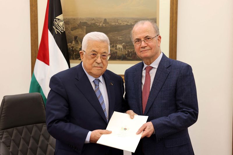 &copy; Reuters. Mahmoud Abbas et Mohammad Moustafa à Ramallah, en Cisjordanie occupée par Israël. /Photo prise le 14 mars 2024/Palestinian president office/Handout via REUTERS