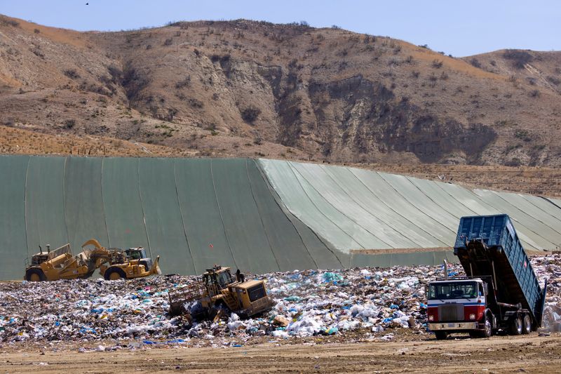 ©Reuters.  FILE PHOTO: Workers use heavy machinery to move garbage and waste at the Frank R. Bowerman landfill in Irvine, California, U.S., June 15, 2021. Photo taken June 15, 2021. REUTERS/Mike Blake/File Photo