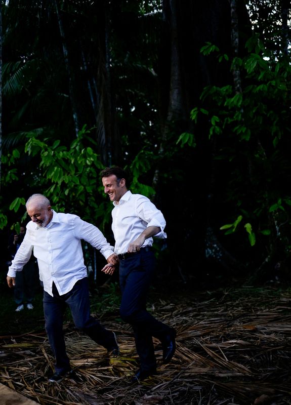 &copy; Reuters. Lula e Macron visitam a Ilha do Combú, perto de Belém, no Pará
26/03/2024
REUTERS/Ueslei Marcelino