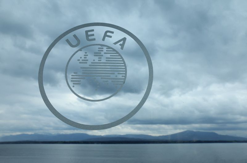 &copy; Reuters. شعار الاتحاد الأوروبي لكرة القدم (اليويفا) بمقره في نيون بسويسرا يوم 15 مارس آذار 2024. تصوير: دينيس باليبوس - رويترز