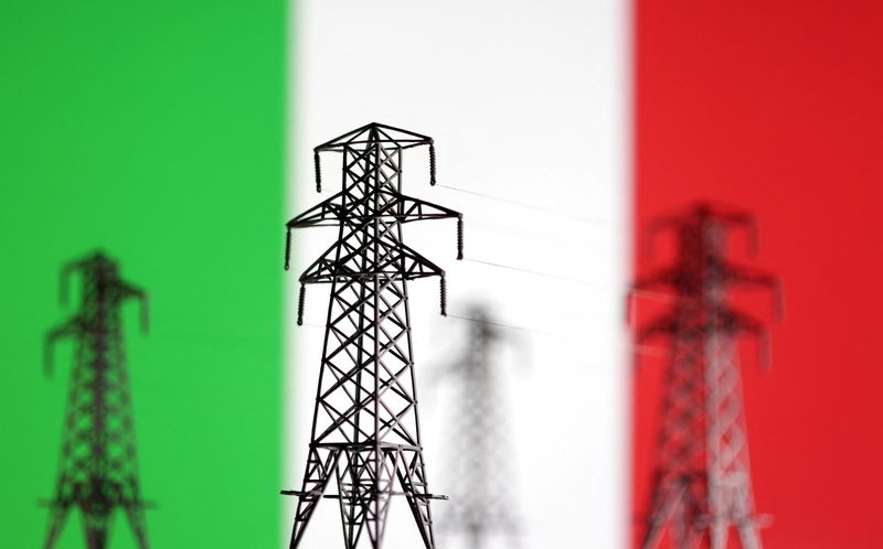 © Reuters. FILE PHOTO: Electric power transmission miniatures are seen in front of displayed Italian flag in this illustration taken, December 5, 2022. REUTERS/Dado Ruvic/Illustration/File photo