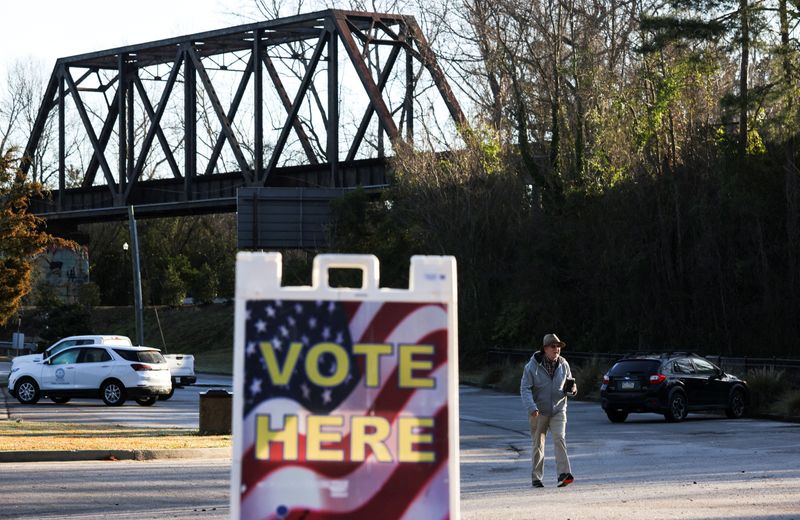 &copy; Reuters. FILE PHOTO: Voters arrive to cast their ballots at the Earlewood Park Community Center during the republican presidential primary in Columbia, South Carolina, U.S., February 24, 2024. REUTERS/Sam Wolfe/File Photo