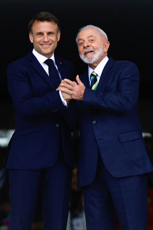 &copy; Reuters. El presidente francés Emmanuel Macron saluda al presidente de Brasil Luiz Inacio Lula da Silva durante una reunión en el Palacio de Planalto en Brasilia, Brasil. 28 de marzo de 2024. REUTERS/Ueslei Marcelino