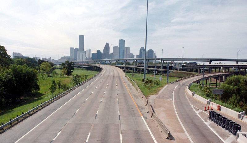 © Reuters. FILE PHOTO: A view of the Houston freeways at I-45 North, with downtown Houston visible in the background September 23, 2005.  REUTERS/Tim Johnson/File Photo