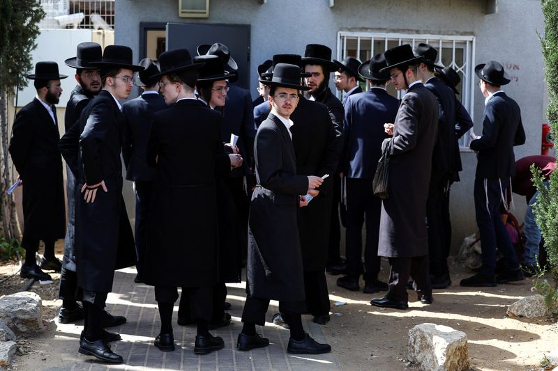 &copy; Reuters. Judeus ultraortodoxos fazem fila junto de um gabinete de recrutamento israelense para processar suas isenções do serviço militar obrigatório numa base de recrutamento em Kiryat Ono, Israel
28/03/2024
REUTERS/Hannah McKay
