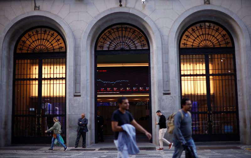 &copy; Reuters. FILE PHOTO: People walk in front of the Brazil's B3 Stock Exchange in Sao Paulo, Brazil July 6, 2023. REUTERS/Amanda Perobelli/File Photo