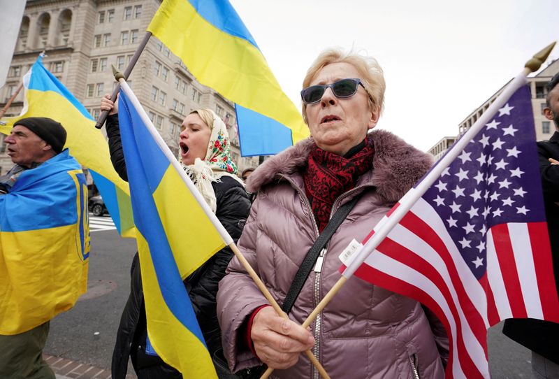 &copy; Reuters. FILE PHOTO: Ukraine supporters protest against Russia's invasion of Ukraine during a demonstration near the White House in Washington, U.S., March 1, 2022.  REUTERS/Kevin Lamarque/File Photo