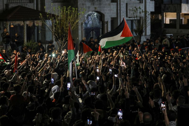 &copy; Reuters. People protest in support of Palestinians in Gaza, amid the ongoing conflict between Israel and the Palestinian Islamist group Hamas, near the Israeli embassy in Amman, Jordan, March 28, 2024. REUTERS/Alaa Al-Sukhni