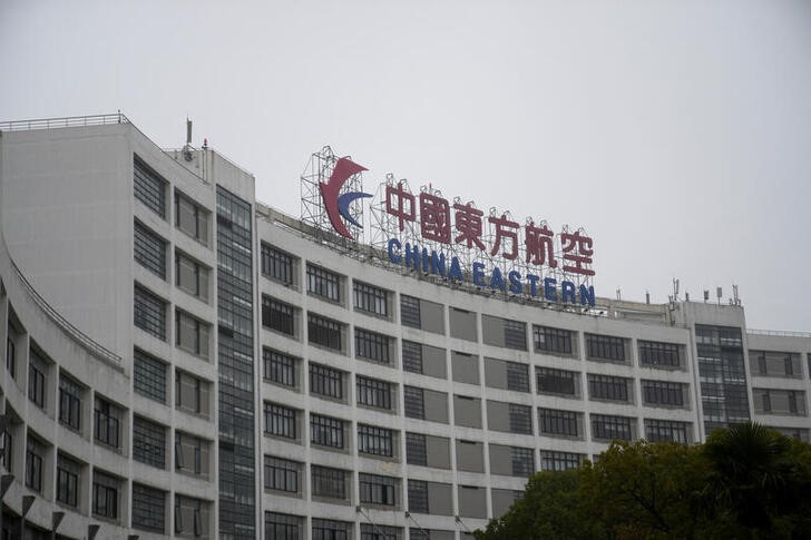 &copy; Reuters. 中国の航空大手３社が発表した２０２３年通期決算は、４年連続の赤字だった。写真は、中国東方航空の本社ビル。２０２３年３月２１日に上海で撮影。（２０２４年　ロイター／Aly Song）