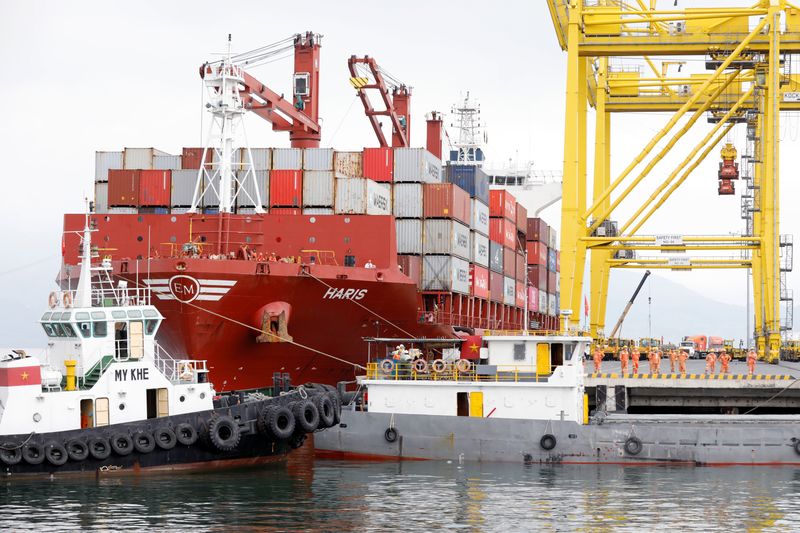 © Reuters. Containers are loaded onto a ship at Tien Sa port in Da Nang city, Vietnam, March 6, 2020. REUTERS/Kham