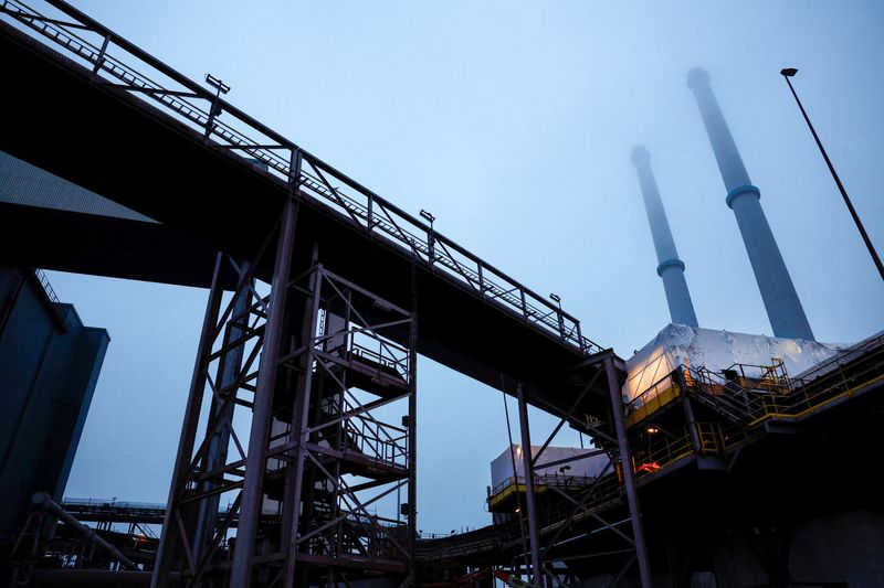&copy; Reuters. 　オランダ政府は２８日、インド鉄鋼大手タタ・スチールに補助金を提供する意向を示した。同社がオランダ西部沿岸都市エイマイデンで操業する大規模製鉄所での汚染物質排出を大幅削減