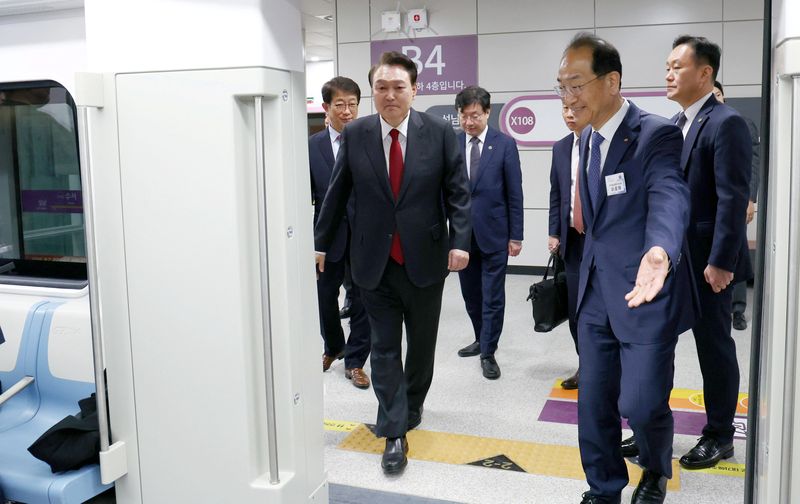 &copy; Reuters. رئيس كوريا الجنوبية يون سوك يول يستقل قطارا بعد حفل افتتاح مشروع جريت ترين إكسبريس في سول يوم الجمعة. صورة لرويترز من وكالة يونهاب الكورية ا