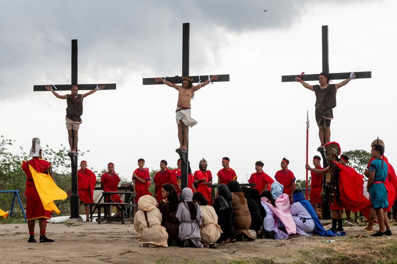 &copy; Reuters. Filipino Catholic Ruben Enaje is nailed to the cross during his reenaction of the crucifixion of Jesus Christ on Good Friday, in San Fernando, Pampanga, Philippines, March 29, 2024. REUTERS/Lisa Marie David