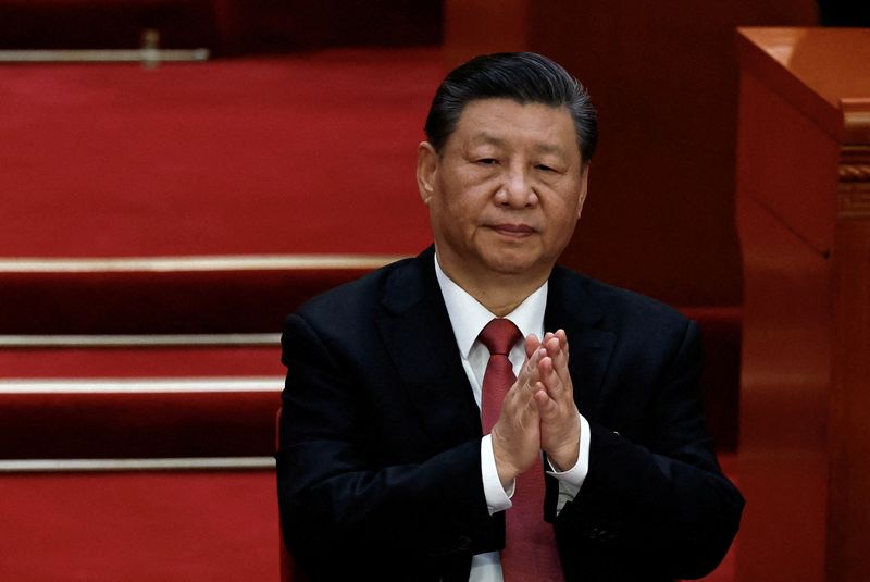 © Reuters. FILE PHOTO: Chinese President Xi Jinping applauds at the closing session of the National People's Congress (NPC) at the Great Hall of the People in Beijing, China March 11, 2024. REUTERS/Tingshu Wang/File Photo