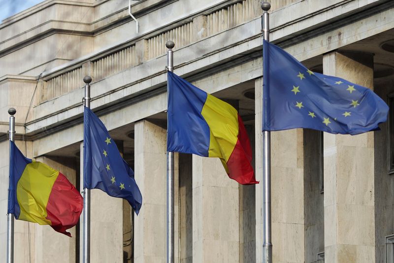 &copy; Reuters. Des drapeaux roumains et de l'UE devant le siège du gouvernement roumain, à Bucarest. /Photo prise le 2 janvier 2019/REUTERS/Inquam Photos/Octav Ganea