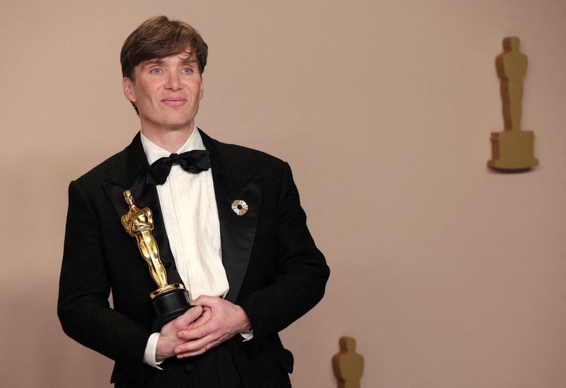 &copy; Reuters. Cillian Murphy poses with the Oscar for "Best Actor" as "J. Robert Oppenheimer" in "Oppenheimer" in the Oscars photo room at the 96th Academy awards in Hollywood, Los Angeles, California, U.S., March 10, 2024. REUTERS/Carlos Barria/File Photo