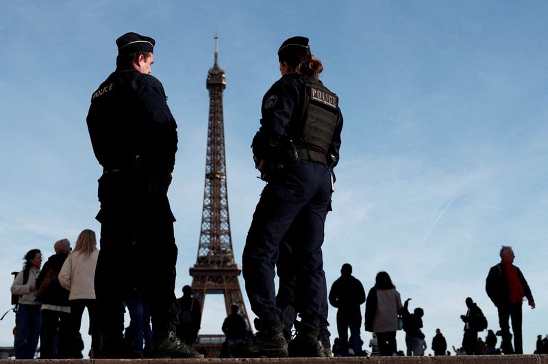 &copy; Reuters. دورية للشرطة الفرنسية في ميدان قريب من برج إيفل في باريس في الرابع من مارس آذار 2024. تصوير: جونسالو فوينتس - رويترز