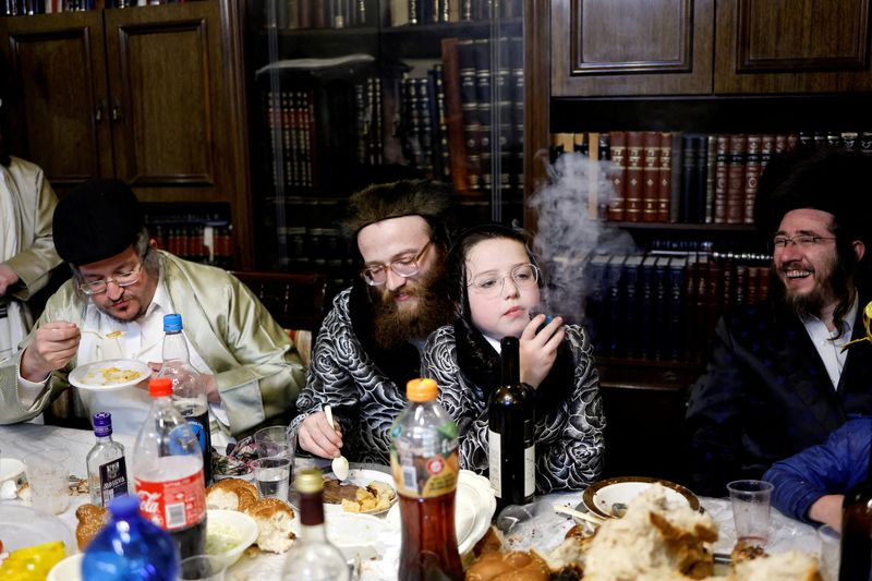 &copy; Reuters. Des hommes et garçons juifs ultra-orthodoxes vêtus de costumes célèbrent la fête juive de Pourim, dans le quartier de Mea Shearim, à Jérusalem. /Photo d'archive/REUTERS/Ammar Awad/