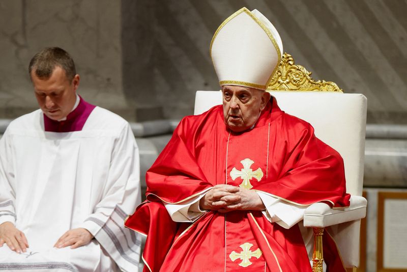 &copy; Reuters. El Papa Francisco preside el oficio de la Pasión del Señor del Viernes Santo en la Basílica de San Pedro del Vaticano. 29 de marzo de 2024. REUTERS/Remo Casilli