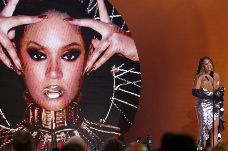 &copy; Reuters. FOTO DE ARCHIVO-Beyonce acepta el premio al Mejor Álbum de Música Dance/Electrónica por "Renaissance" durante la 65 edición de los Premios Grammy en Los Ángeles, California, Estados Unidos. 5 de febrero de 2023. REUTERS/Mario Anzuoni/File Photo