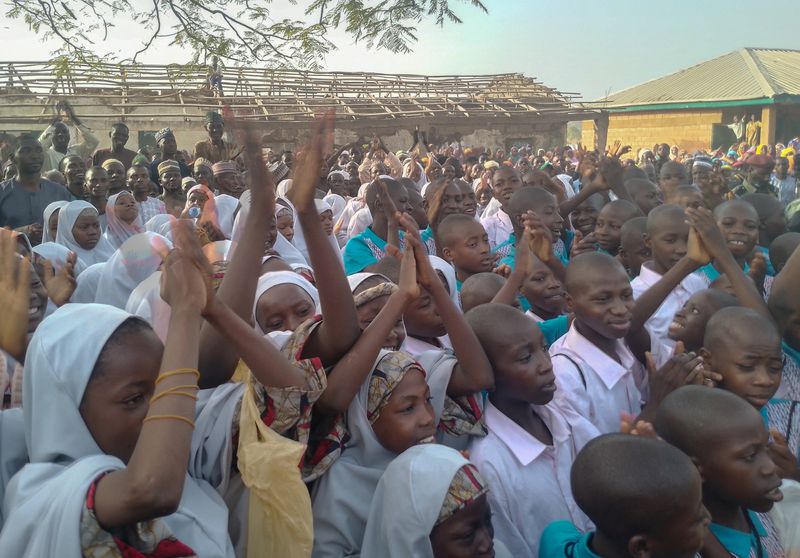 &copy; Reuters. Los estudiantes y el personal nigerianos que fueron secuestrados este mes llegan después de ser liberados, en Kaduna, Nigeria, el 28 de marzo de 2024. REUTERS/Abdullahi Alhassan