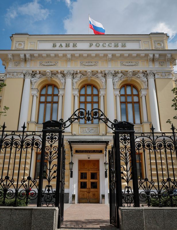 &copy; Reuters. علم روسيا أعلى مقر البنك المركزي في موسكو يوم 15 أغسطس آب 2023. تصوير: شاميل جوماتوف - رويترز