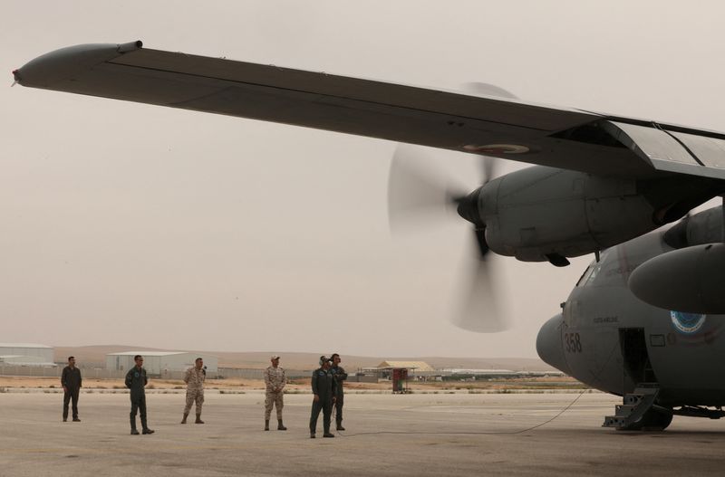 &copy; Reuters. Un avion militaire près de Gaza, à Zarqa, en Jordanie. /Photo prise le 29 mars 2024/REUTERS/Alaa Al-Sukhni