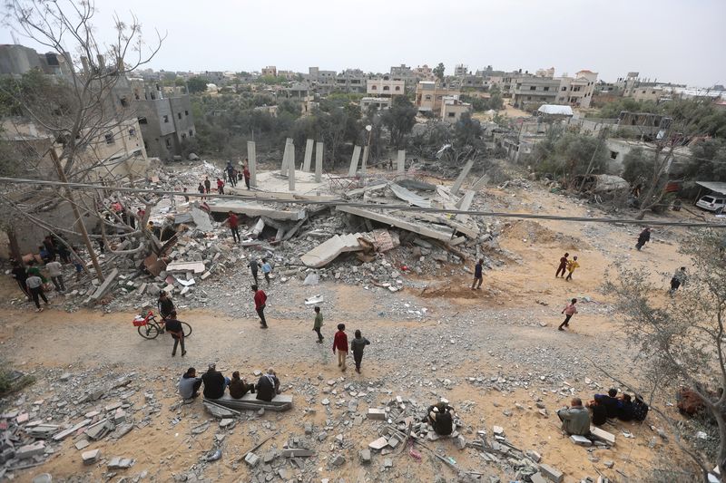 &copy; Reuters. Palestinos inspeccionan el lugar de un ataque israelí contra una casa, en medio del actual conflicto entre Israel y Hamás, en Jan Yunis, en el sur de la Franja de Gaza, 29 de marzo de 2024. REUTERS/Ahmed Zakot