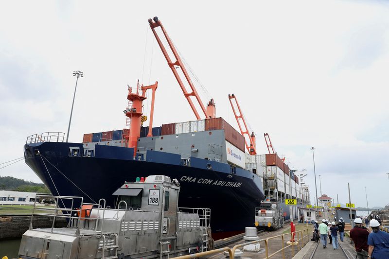 &copy; Reuters. Le porte-conteneurs CMA CGM ABU DHABI est vu à côté de la voie ouest des écluses Pedro Miguel, qui font l'objet d'une maintenance périodique dans le canal de Panama. /Photo prise le 12 mai 2023/REUTERS/Aris Martinez