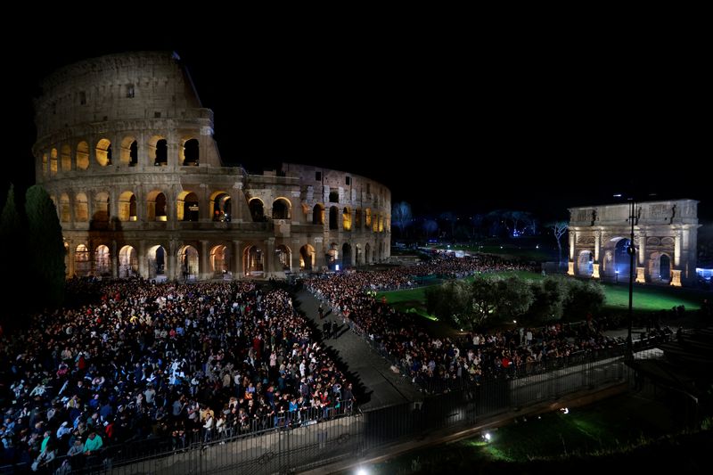 &copy; Reuters. People gather outside the Colosseum, on the day Pope Francis presides over the Via Crucis (Way of the Cross) procession during Good Friday celebrations, in Rome, Italy March 29, 2024. REUTERS/Yara Nardi