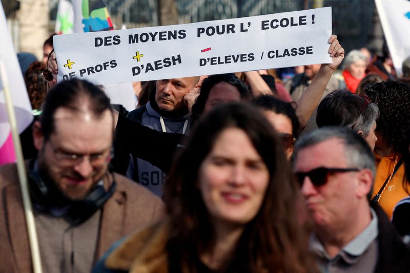 &copy; Reuters. Un enseignant français tient une pancarte sur laquelle on peut lire "Ressources pour l'école" lors d'une manifestation de fonctionnaires français dans le cadre d'une journée nationale de grève des travailleurs du secteur public pour de meilleurs sala