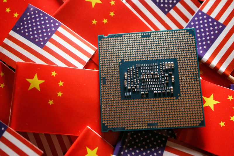 &copy; Reuters. Une puce semi-conductrice d'unité centrale de traitement (CPU) est affichée parmi les drapeaux de la Chine et des États-Unis. /Photo d'archive/REUTERS/Florence Lo/Illustration/