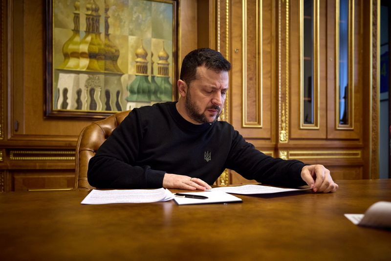 &copy; Reuters. Le président ukrainien Volodimir Zelensky s'entretient avec le président de la Chambre des représentants des États-Unis Mike Johnson (R-LA) via ligne téléphonique, au milieu de l'attaque de la Russie contre l'Ukraine, à Kiev, en Ukraine. /Photo pri