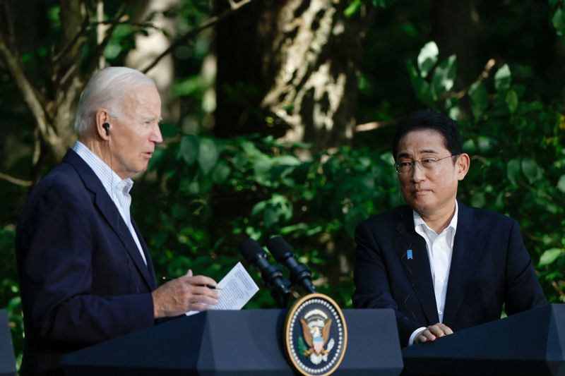 © Reuters. FILE PHOTO: Japanese Prime Minister Fumio Kishida listens to U.S. President Joe Biden during a joint press conference with South Korean President Yoon Suk Yeol (not pictured) at the trilateral summit at Camp David near Thurmont, Maryland, U.S., August 18, 2023. REUTERS/Evelyn Hockstein/File Photo