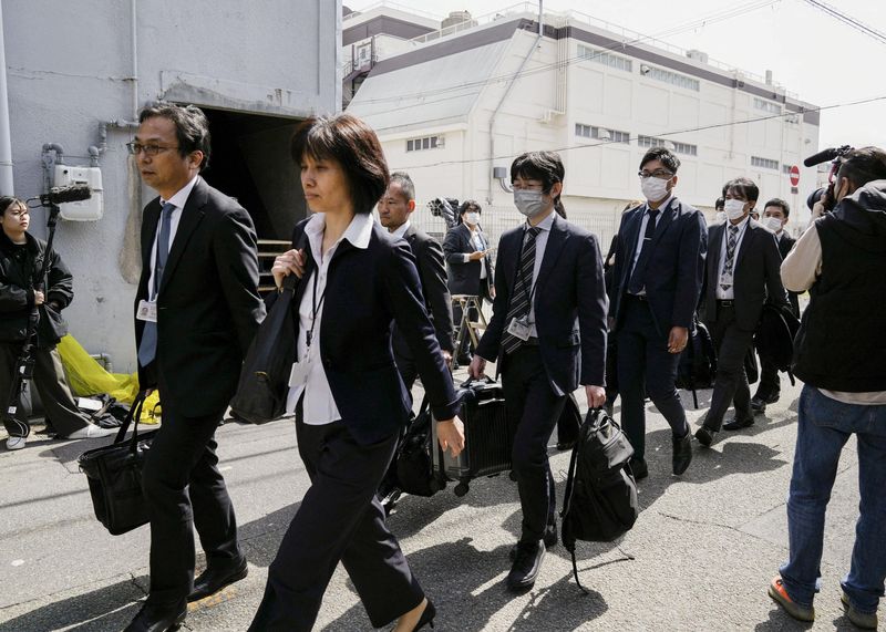 &copy; Reuters. Japanese health ministry officials head to search a Kobayashi Pharmaceutical Co. factory in Osaka, Japan March 30, 2024, in this photo taken by Kyodo. Mandatory credit Kyodo/via REUTERS 