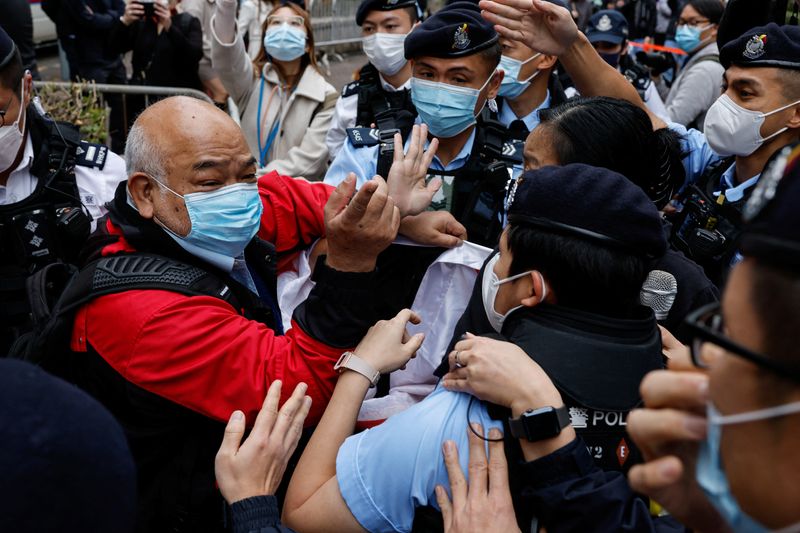 &copy; Reuters. 　米政府は２９日、香港市民の自由と人権を迫害しているとして、複数の香港政府当局者に米国査証の発給制限を科したと発表した。写真は昨年２月、民主活動家の裁判が行われている香港