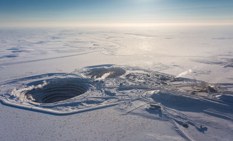 © Reuters. The winter road is seen in the background of an aerial photograph of Rio Tinto's Diavik Diamond Mine in the North Slave Region of Lac de Gras, Northwest Territories, Canada February 12, 2015. Rio Tinto/Handout via REUTERS. 