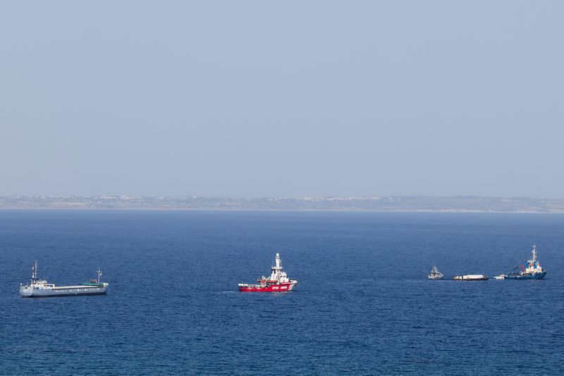 &copy; Reuters. L'Open Arms, un navire de sauvetage appartenant à une ONG espagnole, un cargo et un remorqueur partent avec de l'aide humanitaire pour Gaza depuis Larnaca, Chypre. /Photo prise le 30 mars 2024/REUTERS/Yiannis Kourtoglou