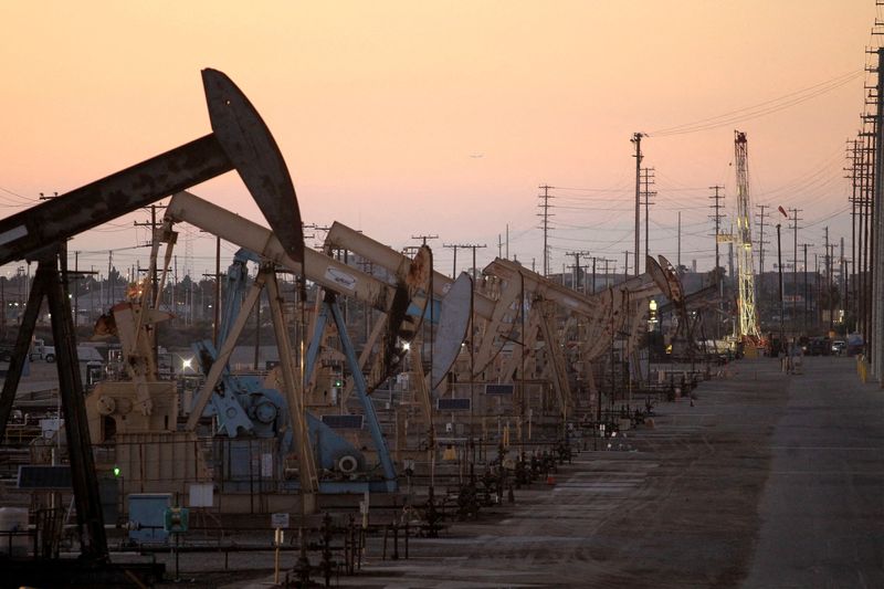 &copy; Reuters. Des pumpjacks, extraient du brut de la zone des gisements de pétrole de Wilmington Field, près de Long Beach, en Californie. /Photo d'archive/REUTERS/David McNew/