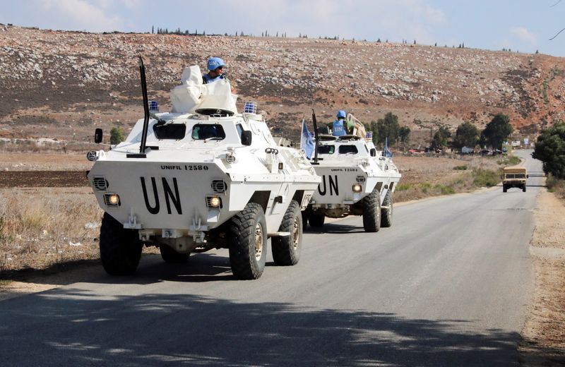 © Reuters. جنود من القوة المؤقتة للأمم المتحدة في لبنان (اليونيفيل) على متن دبابة تابعة للقوة أثناء دورية في مرجعيون بجنوب لبنان قرب الحدود مع إسرائيل في يوم 13 أكتوبر تشرين الأول 2023 . تصوير: كرم الله ضاهر - رويترز   