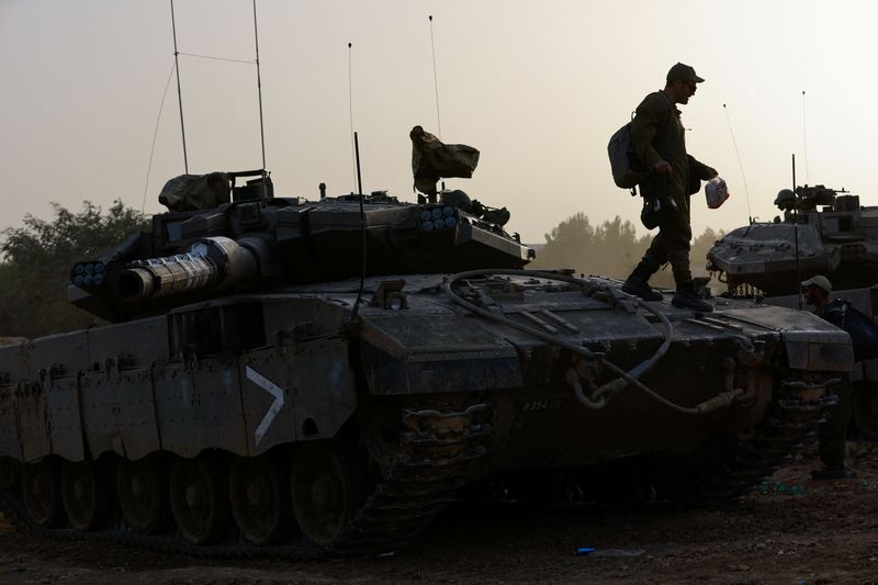 &copy; Reuters. FOTO DE ARCHIVO: Un soldado israelí camina sobre un tanque cerca de la frontera entre Israel y Gaza en su lado israelí durante una tregua temporal entre Hamás e Israel, en el sur de Israel, 26 de noviembre de 2023. REUTERS/Alexander Ermochenko/Fotograf