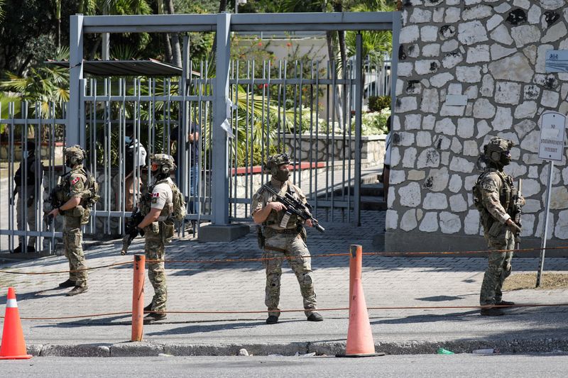 &copy; Reuters. جنود من الجيش الكندي يحرسون السفارة الكندية في بورت او برنس عاصمة هايتي يوم الجمعة بعد انتشار أعمال العنف وسيطرة العصابات على الأوضاع في ال