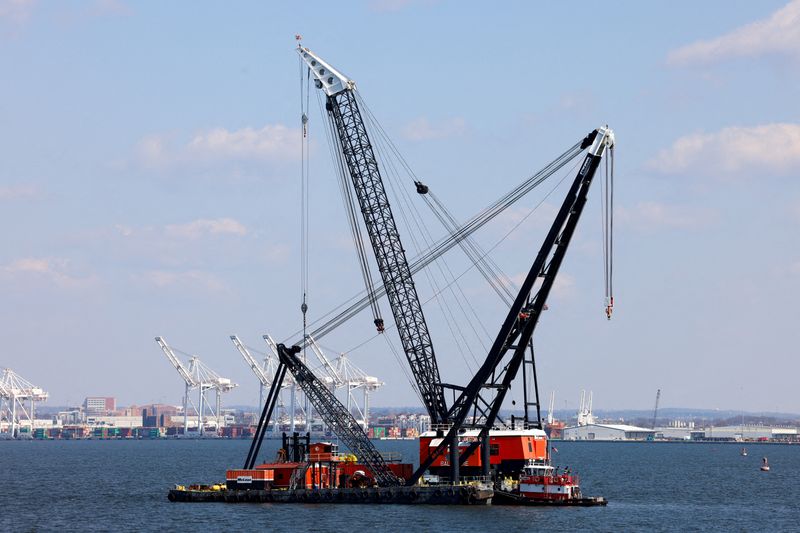 &copy; Reuters. FILE PHOTO: Large cranes in the Patapsco River near the collapsed Francis Scott Key Bridge in Baltimore, Maryland, U.S., March 29, 2024. REUTERS/Julia Nikhinson/File Photo