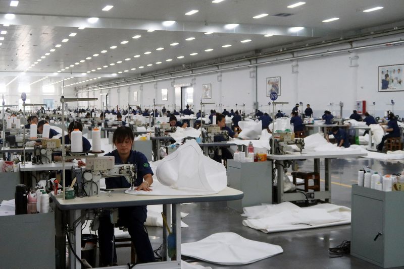&copy; Reuters. عمال يعملون في مصنع للٌاقمشة في مقاطعة شاندونج بالصين في صورة من أرشيف رويترز.