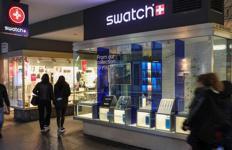 &copy; Reuters. FILE PHOTO: People walk past a shop of Swiss watch manufacturer Swatch in Bern, Switzerland March 18, 2021. Picture taken March 18, 2021. REUTERS/Arnd Wiegmann